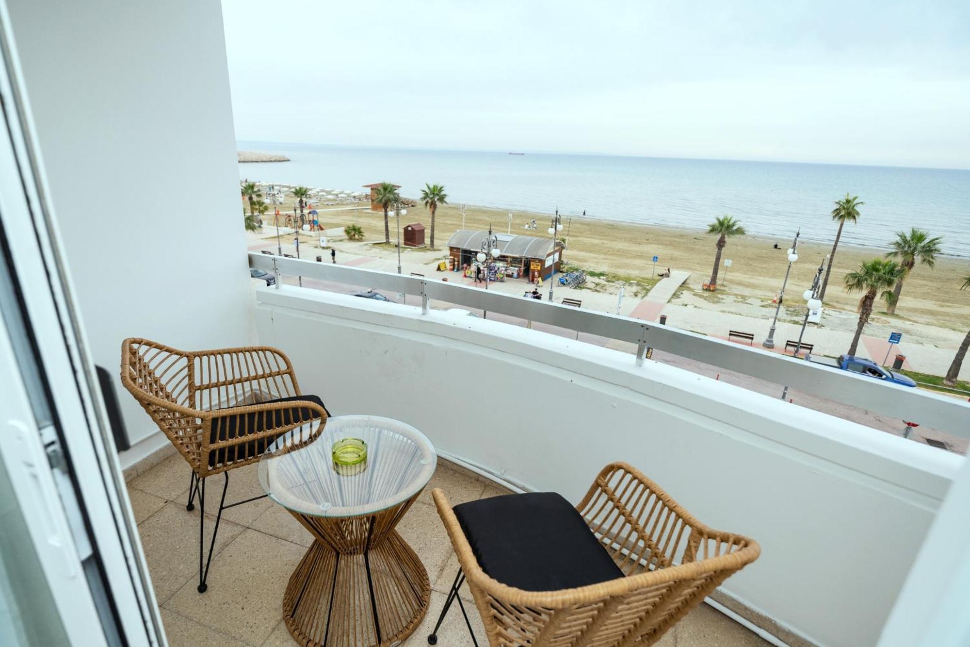 Lazuli Sea View Beachfront Ap 21 Larnaca Bagian luar foto