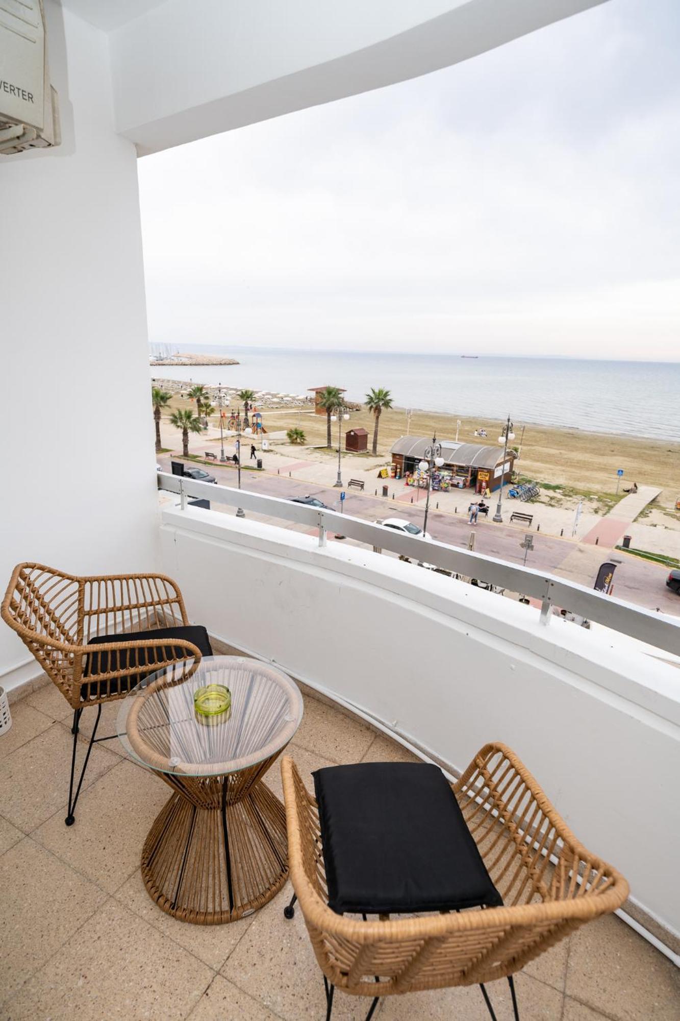 Lazuli Sea View Beachfront Ap 21 Larnaca Bagian luar foto