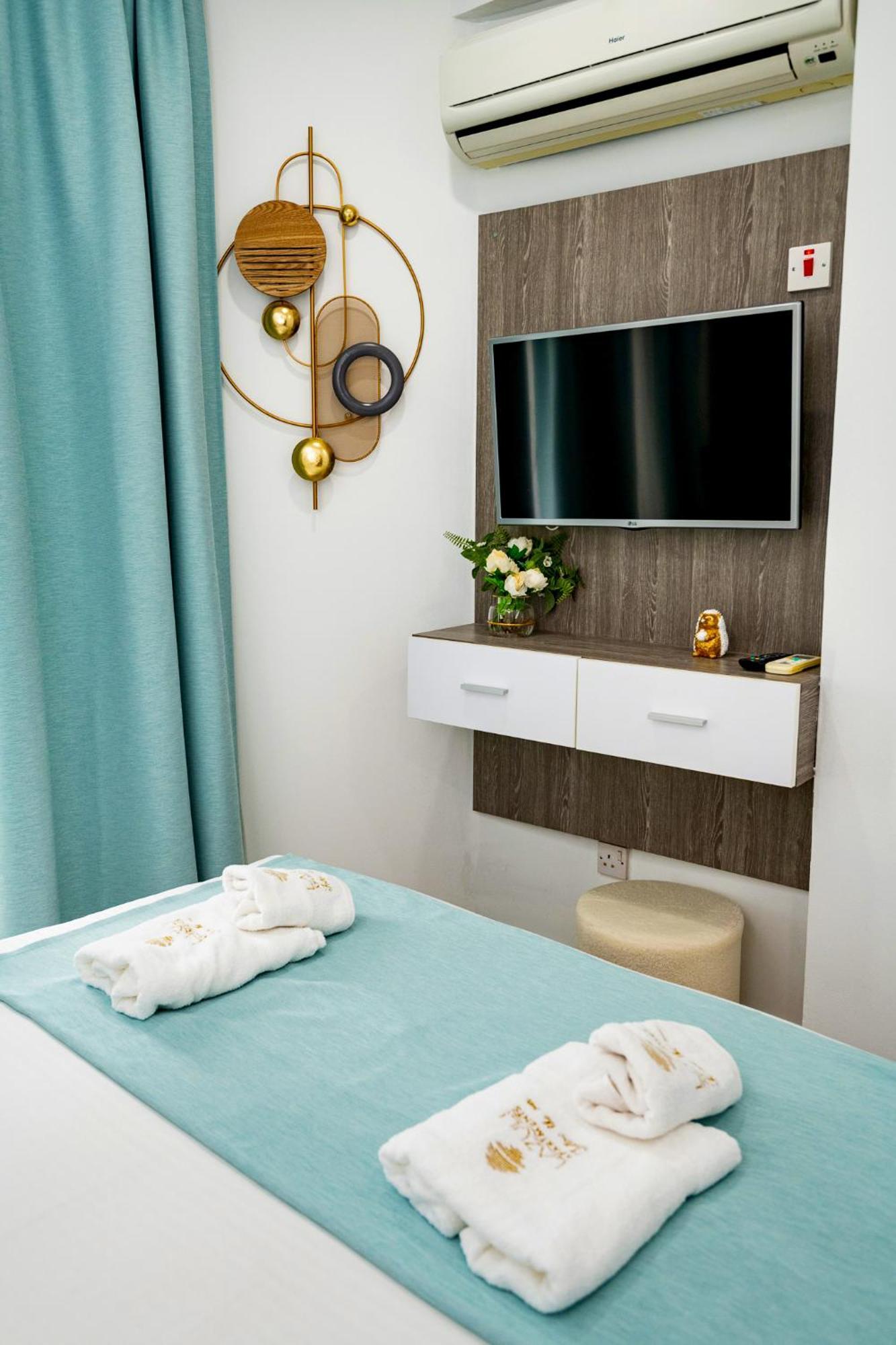 Lazuli Sea View Beachfront Ap 21 Larnaca Bagian luar foto