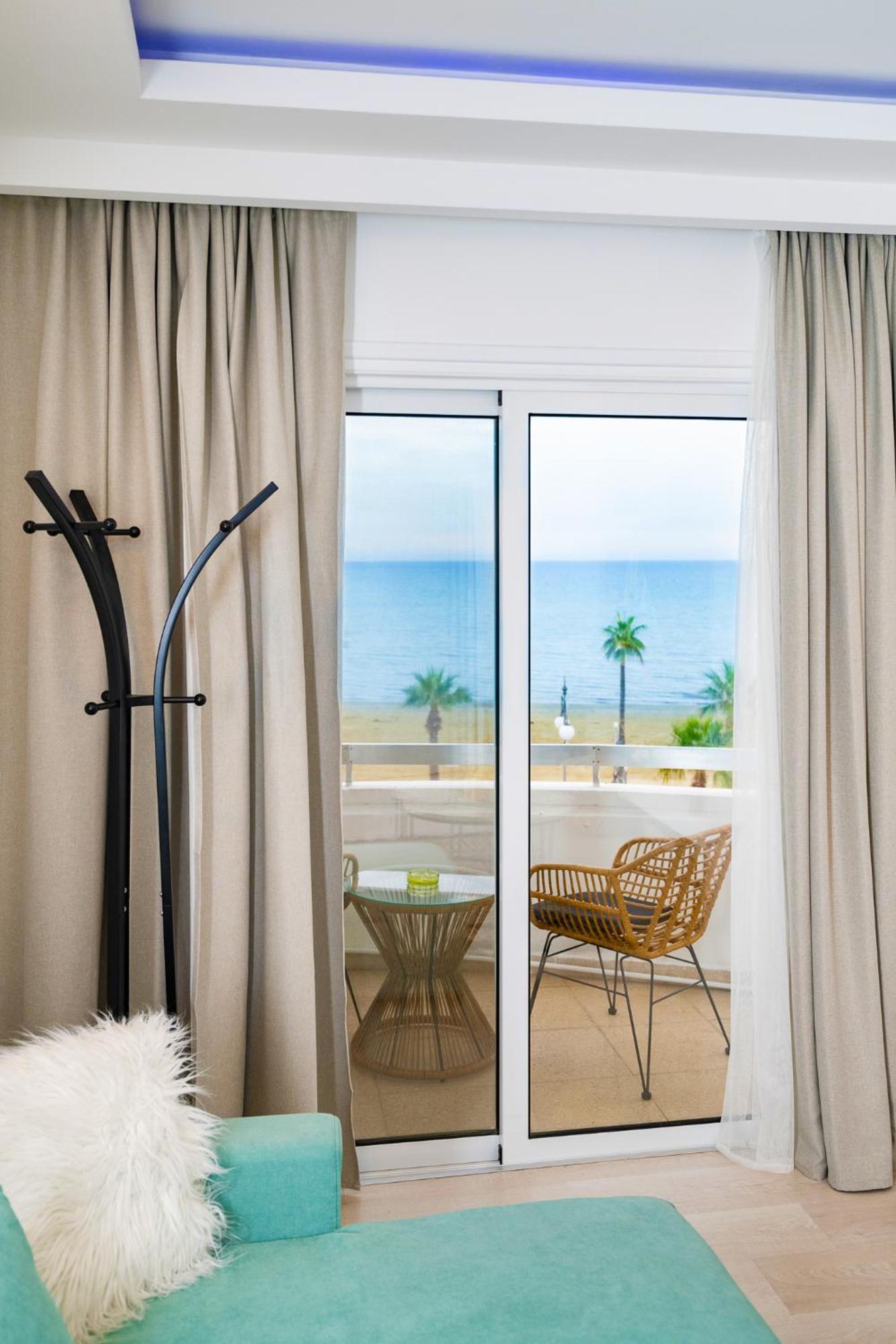 Lazuli Sea View Beachfront Ap 21 Larnaca Bagian luar foto