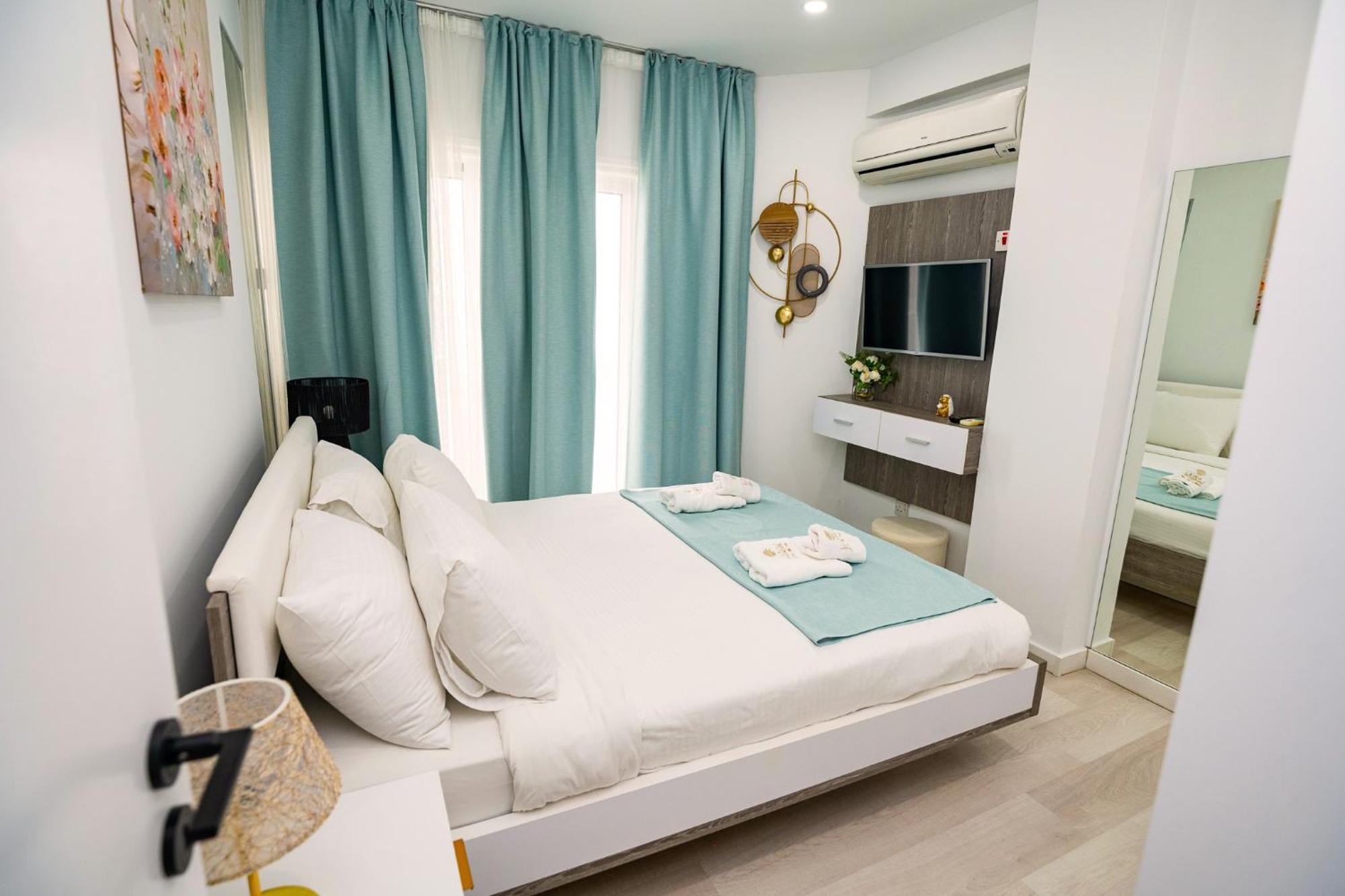Lazuli Sea View Beachfront Ap 21 Larnaca Bagian luar foto