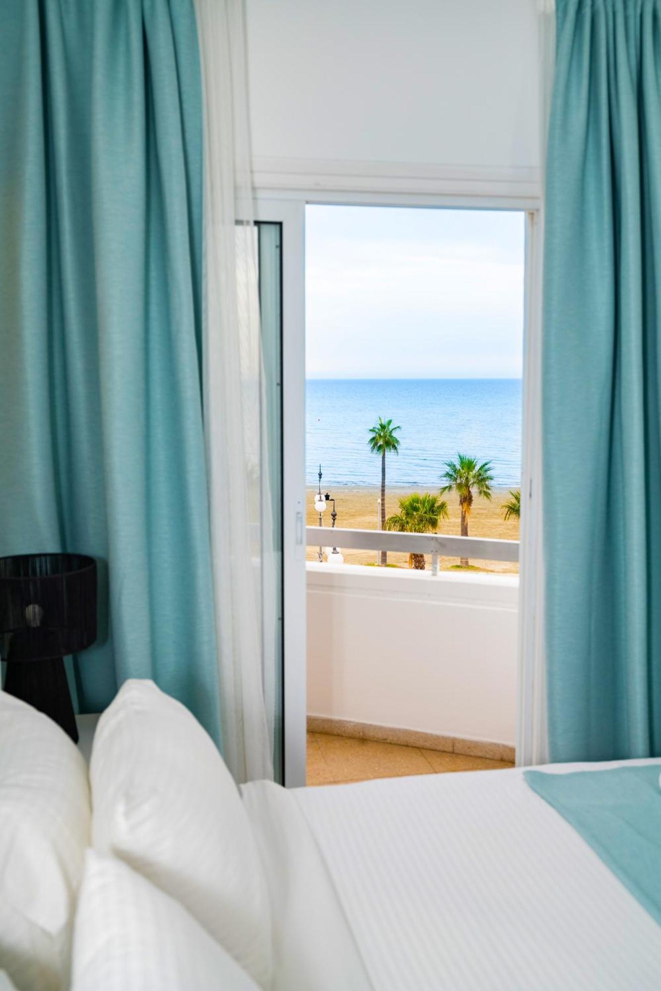Lazuli Sea View Beachfront Ap 21 Larnaca Bagian luar foto